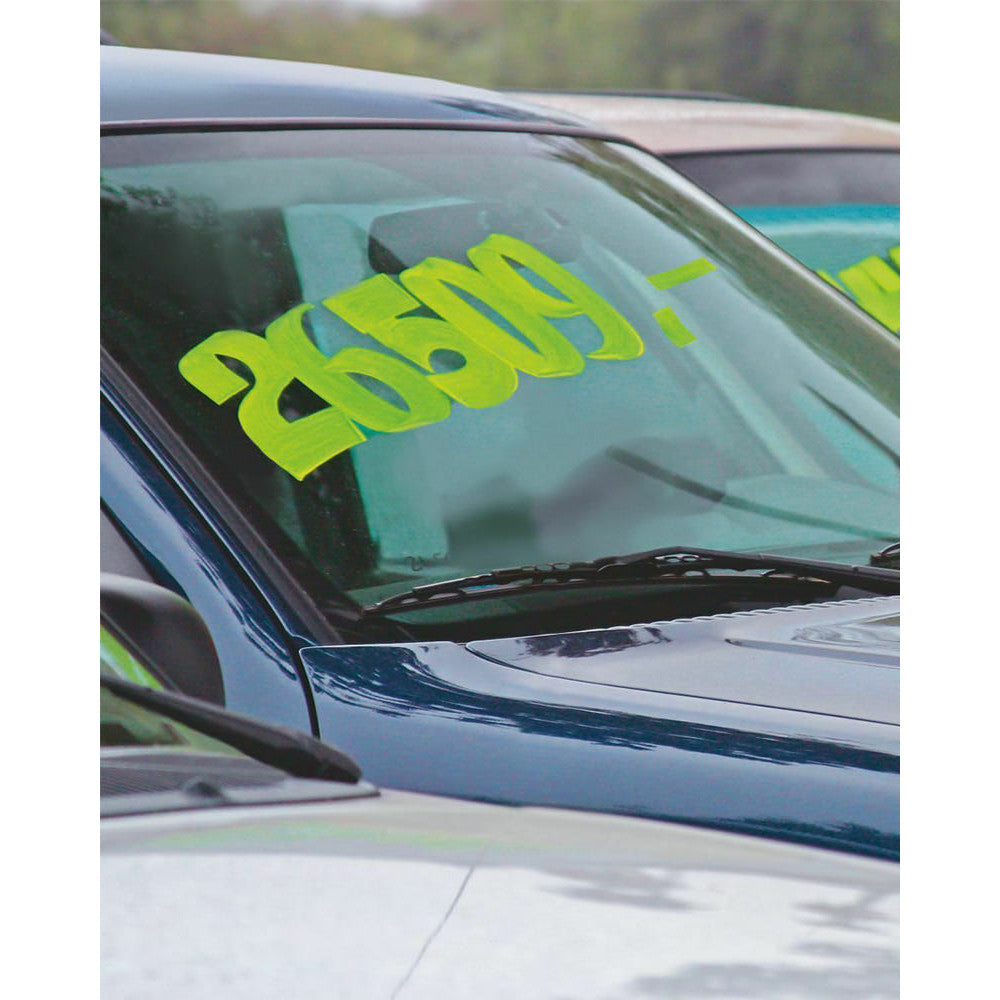 Autoscheibe beschriftet mit gelbem Edding Kreidemarker 4090