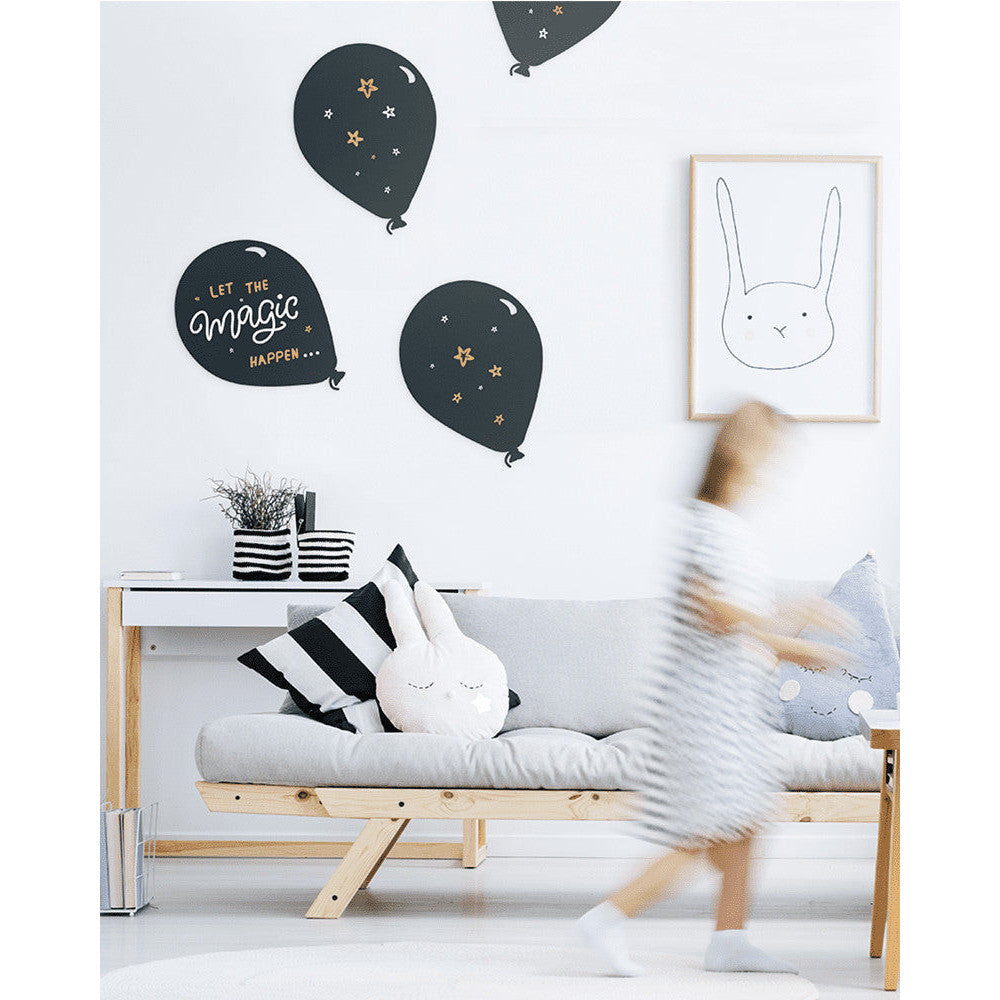 Ballon Kreidetafel Silhouette aufgehängt im Kinderzimmer beschriftet mit Kreidemarker Kreidestiften