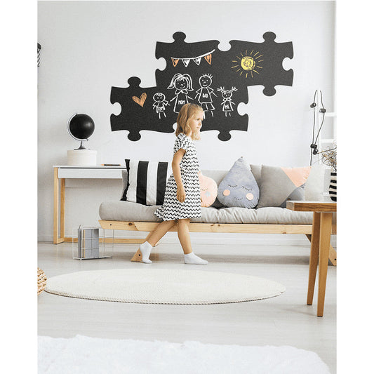 Bemalte Kinder Wandtafel Puzzle Form SIlhouette aufgehängt im Kinderzimmer von einem kleinen Mädchen