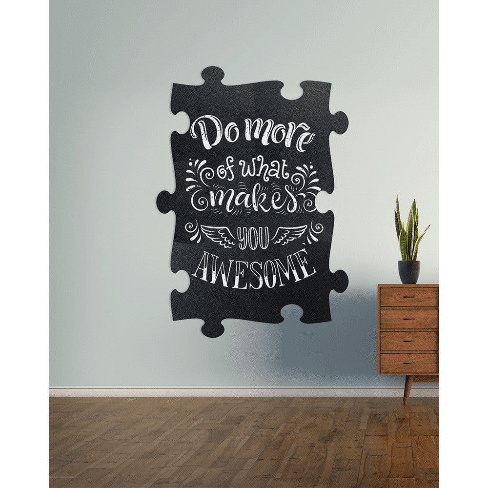 Bemalte Wandkreidetafel Puzzle aufgehängt Zuhause im Wohnzimmer als Wanddekoration