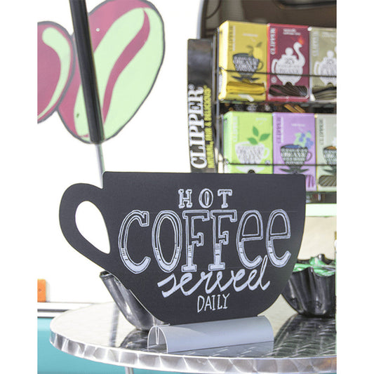 beschriftete Tischtafel Silhouette Kaffeetasse mit Alufuss und aufgestellt in einer Bar mit einem Kaffeespruch beschriftet