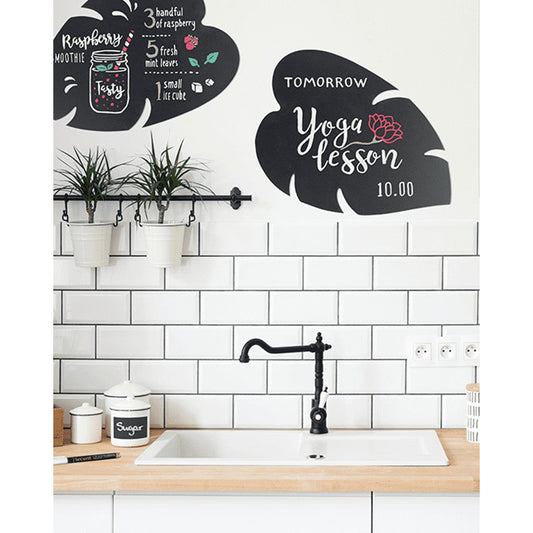 Blatt Silhouetten Kreidetafeln montiert an der Wand in der Küche und beschriftet mit farbigen Kreidemarker Securit