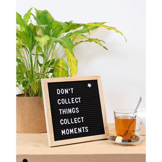 Buchstabentafel für den Tisch aufgestellt mit einem Spruch und Acrylbuchstaben