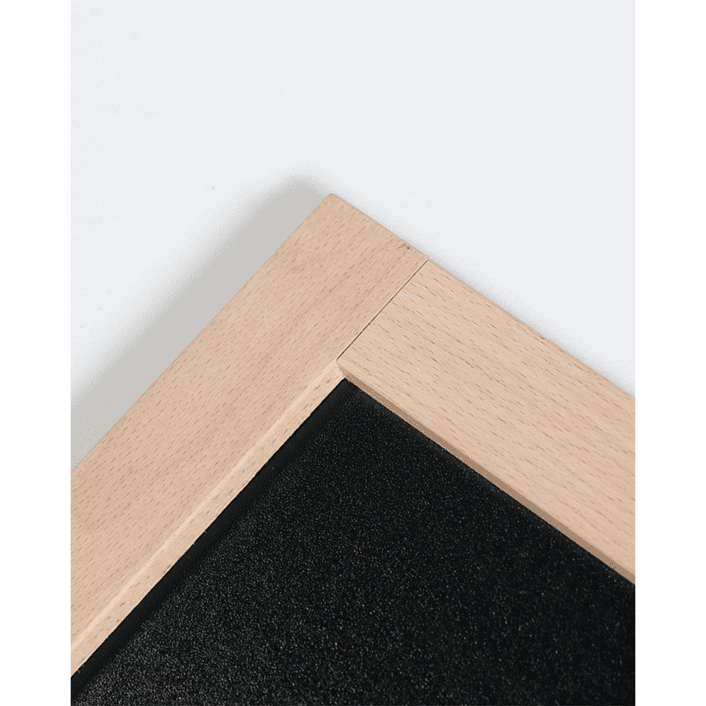 dekorative Kreidetafel mit weissem Holzrahmen und schwarzem Chalkboard