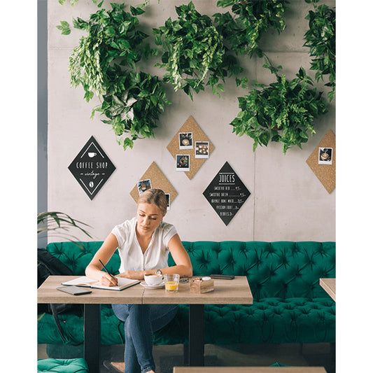 Diamant Kreidetafeln plus Kork beschriftet mit weissen Securit Kreidemarker und aufgehängt in einem Kaffee verwendet als Preisliste und Angebotstafeln