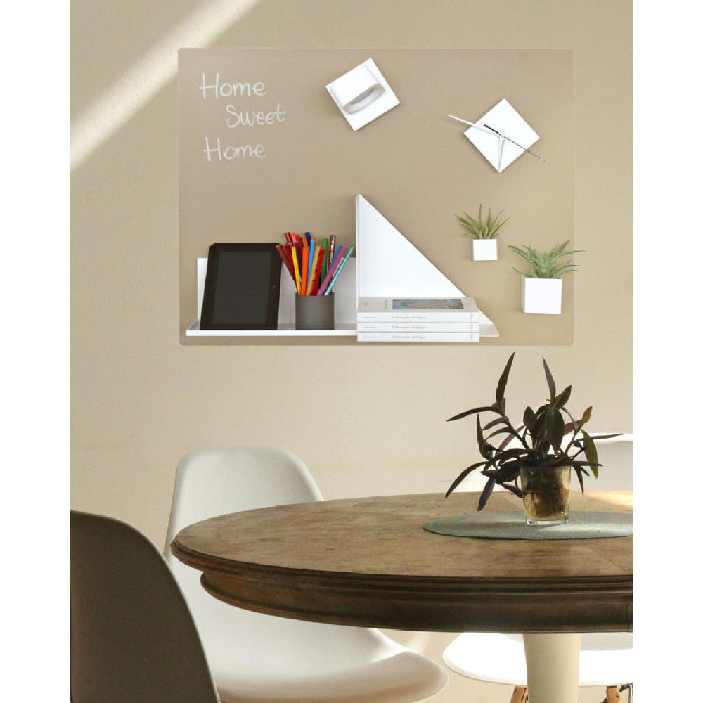 Die Tafel als stilvolle Ergänzung über dem Esstisch mit Pflanzen, Uhr, Kreideschrift und magnetischen Accessoires – schlicht, aber ein echter Blickf