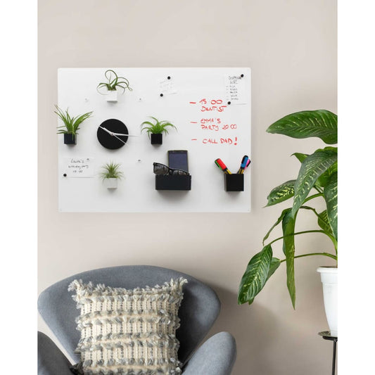 Die weiße Tafel organisiert den Alltag Pflanzen, Uhr, Markerhalter und wichtige Termine in Kreideschrift vereinen Dekoration und Funktion –