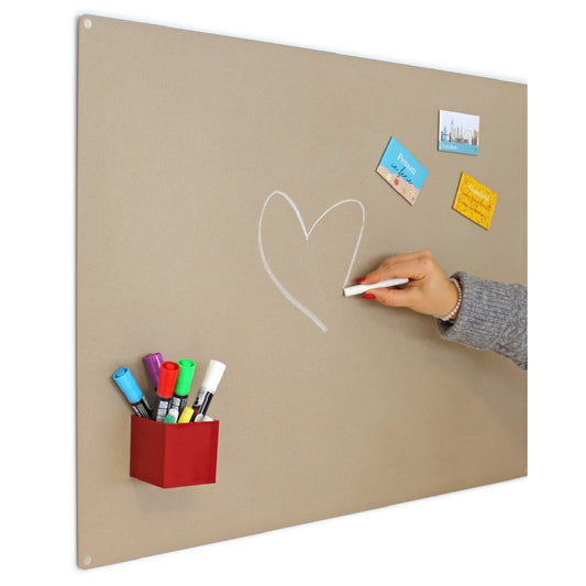 Ein Herz aus Kreide, bunte Marker in magnetischer Box und Notizen per Magnet – die beigefarbene Tafel bringt Wärme und Organisation in den Alltag.