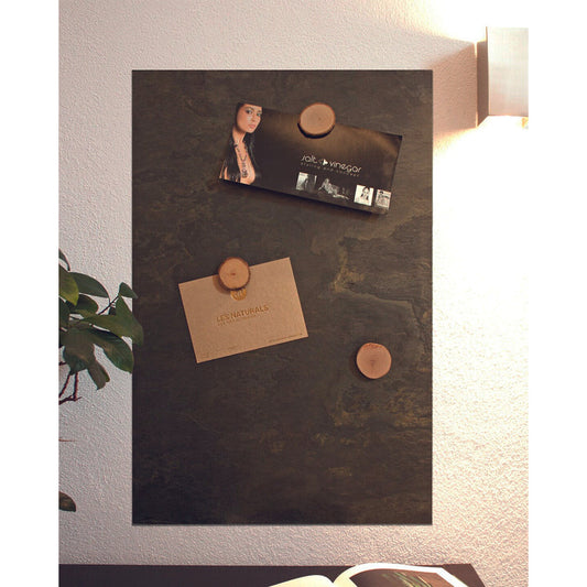 elegante Schiefertafel magnetisch aus Grünschiefer beschriftbar mit Kreide und Neodymmagnete aufgehängt im Wohnzimmer