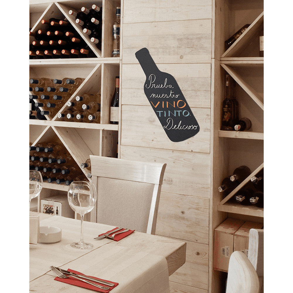 Flaschen Silhouetten Kreidetafel ohne Rahmen beschriftet mit Weinangebot mittels weissen Kreidemarker Securit