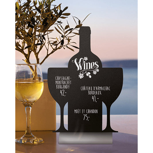 Gastro Tischaufsteller Weinflasche, Tischtafel Weinform aufgestellt in einer Weinbar und beschriftet mit Kreidemarker