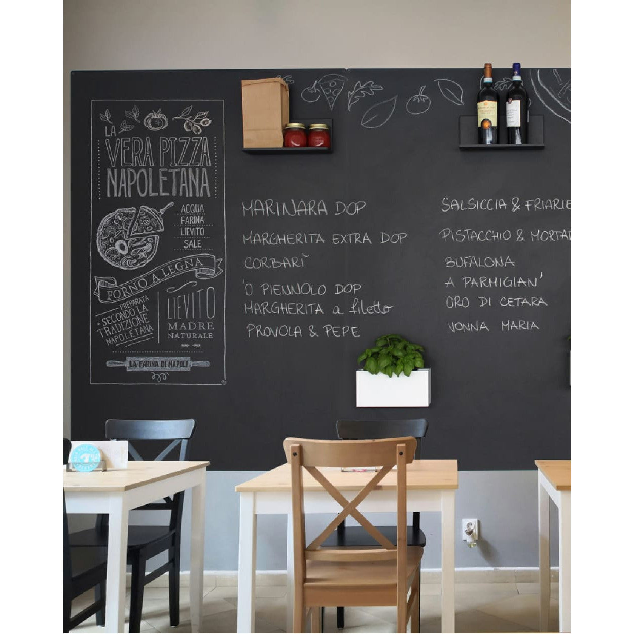 Gastro Wandkreidetafel magnetisch Kalamitica beschriftet mit Pizza und verschiedenen Magnethalterungen