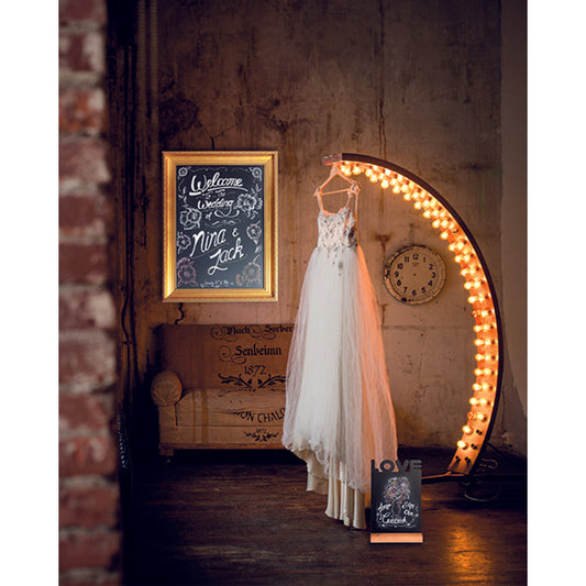 goldene Holz Kreidetafel aufgehängt in einem Brautshop, goldener Rahmen Kreidetafel