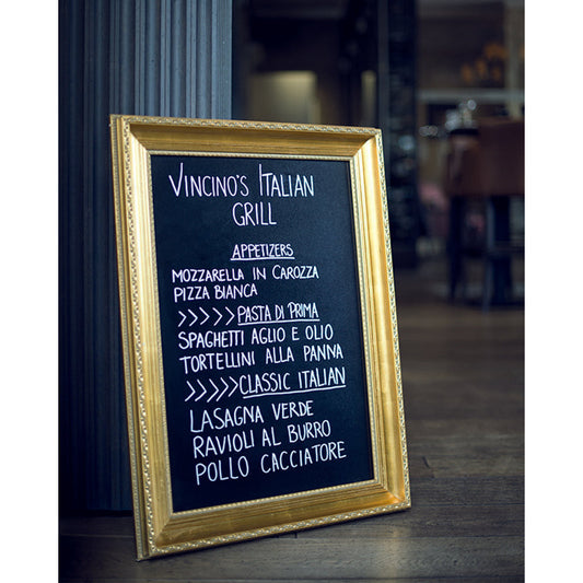 goldene Kreidetafel aufgestellt in einem Restaurant, Kreidetafel beschriftet mit Kreidemarker