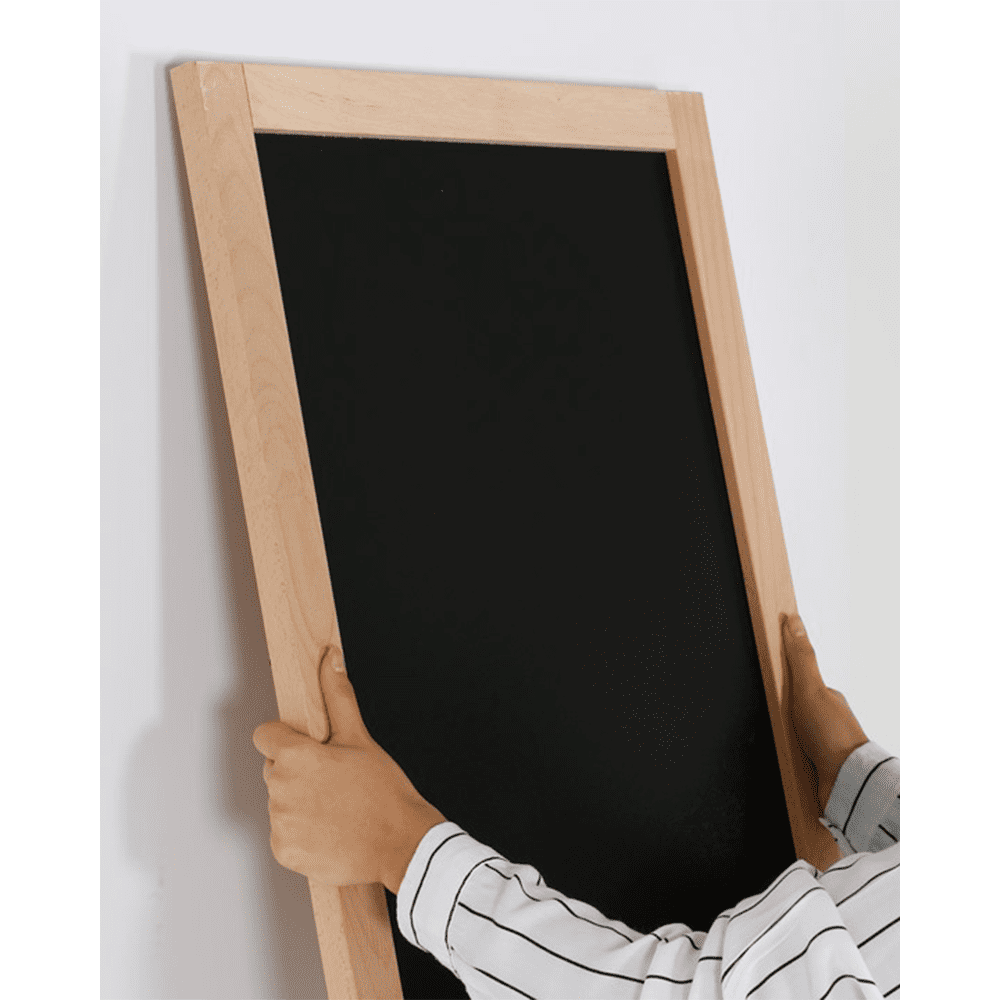 grosse Holz Kreidetafel wird aufgehängt an der Wand mittels der mitgelieferten Aufhängehacken