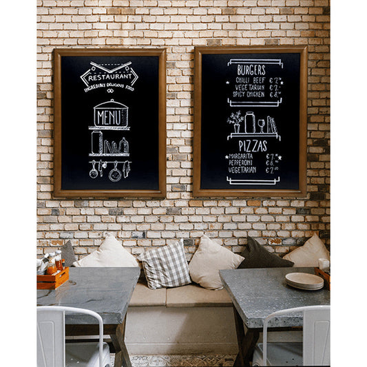 Holz Kreidetafel mit dunkelbraunem Rahmen gerundet, Securit Premium Kreidetafel Wandtafel aufgehängt in einem Lokal