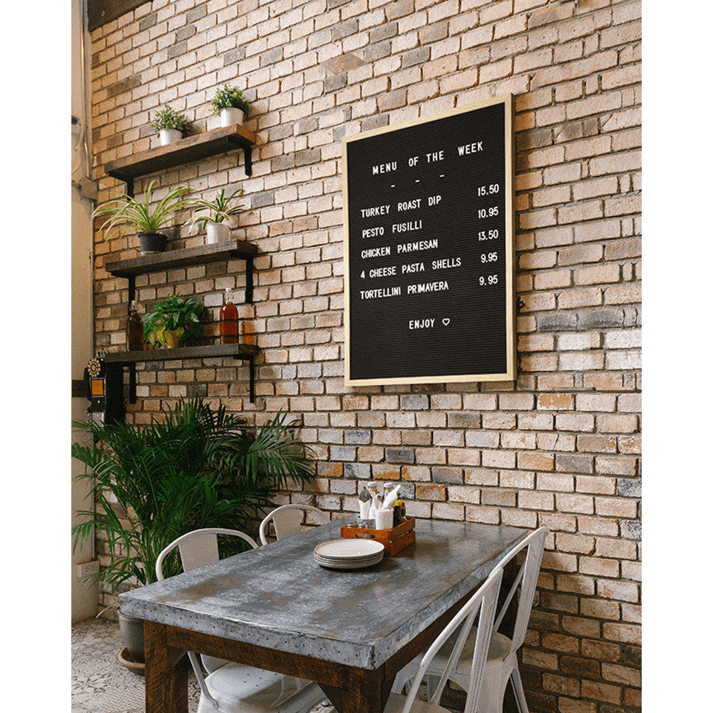 Kreidetafel Buchstabentafel aufgehängt in einem Restaurant als Menütafel mit Acrylbuchstaben