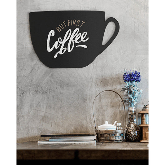 Kreidetafel in Kaffeetassenform beschriftet mit Securit Kreidemarker und aufgehängt Zuhause mit dem Spruch but first coffee