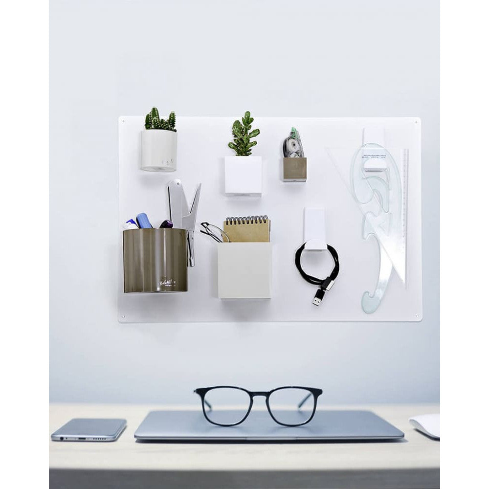 Kreidetafel magnetisch weiss aufgehängt im Büro als Magnetische Wandkreidetafel zum Schreiben und für Dekoartikel