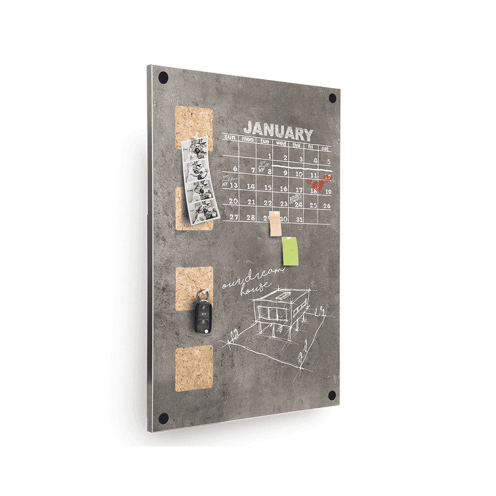 Kreidetafel mit angehefteten Pinnotizen und Foros, Kreidetafel in Betonoptik, 38x58cm Wandtafel mit bechriftetem Kalender Korkeinsätzen mit Notizen und Fotos