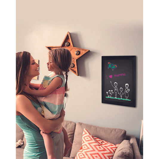 Kreidetafel mit schwarzem Holzrahmen aufgehängt an der Wand