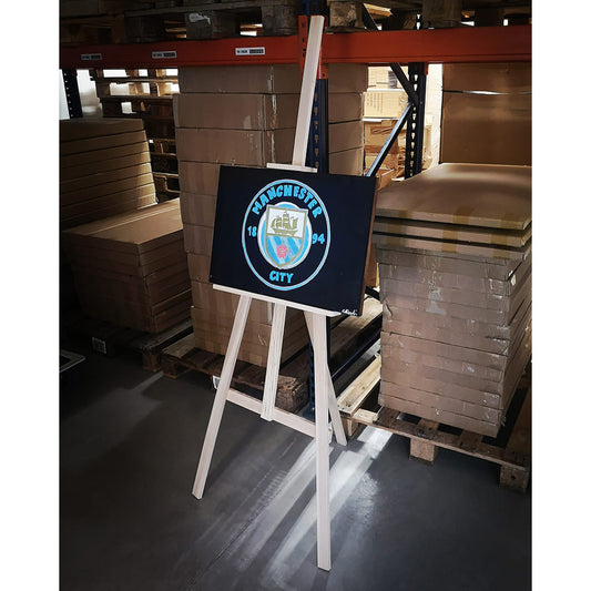 Kreidetafel ohne Rahmen beschriftet auf einer Staffelei