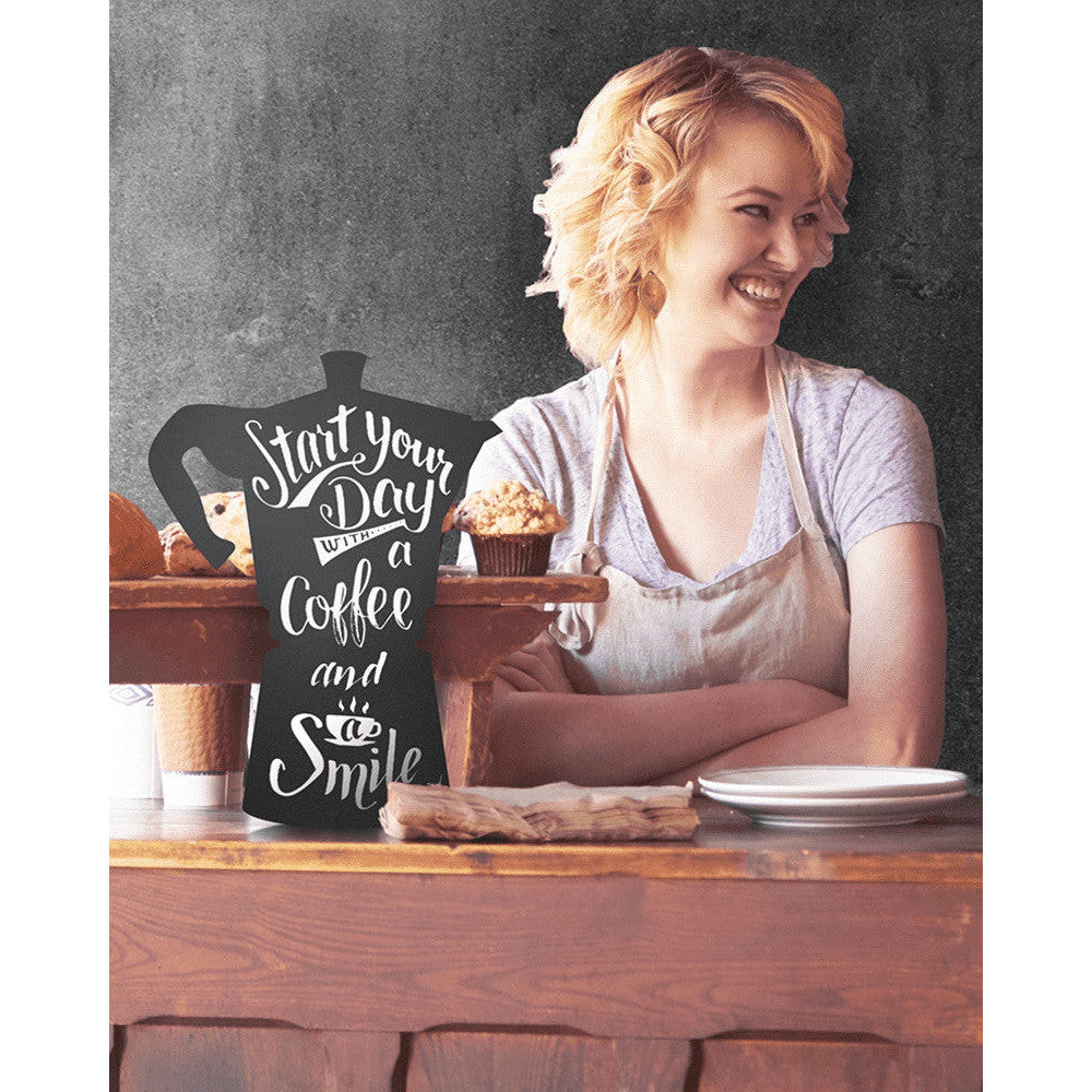 Kreidetafel ohne Rahmen in Kaffeekannen-Form aufgestellt als Tischaufsteller in einer Kaffeebar und Beschriftet mit Kreidemarker Securit