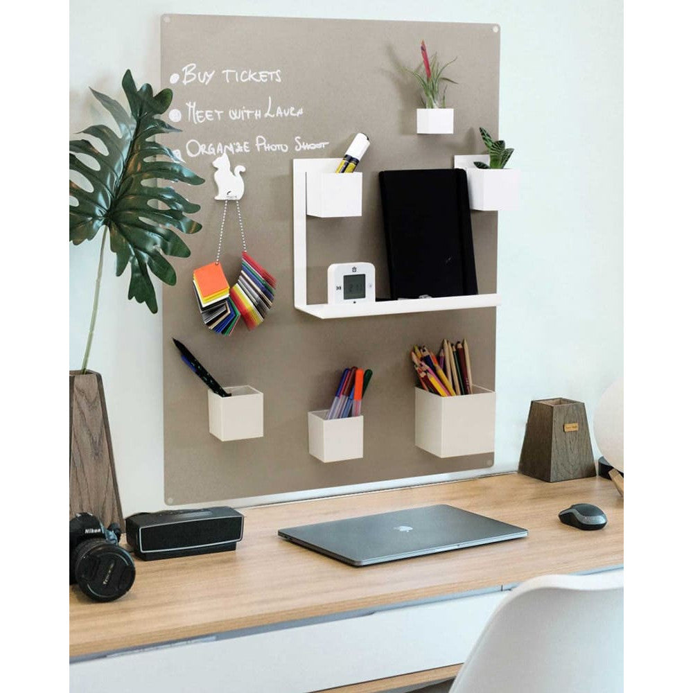 Kreidetafel ohne Rahmen magnetisch in Beige 57x74cm aufgehängt im Büro