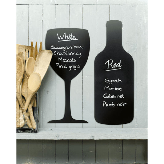 Kreidetafel Silhouette Flaschenform und Glas aufgehängt an der Wand beschriftet mit Weinangeboten, Flaschen Silhouette Kreidetafel