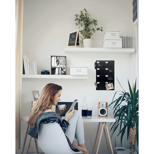 Kreidetafel Wochenplaner aufgehängt Zuhause mit beschrifteter Kreidefläche und versehen mit Notizen und Schlüsselanhänger