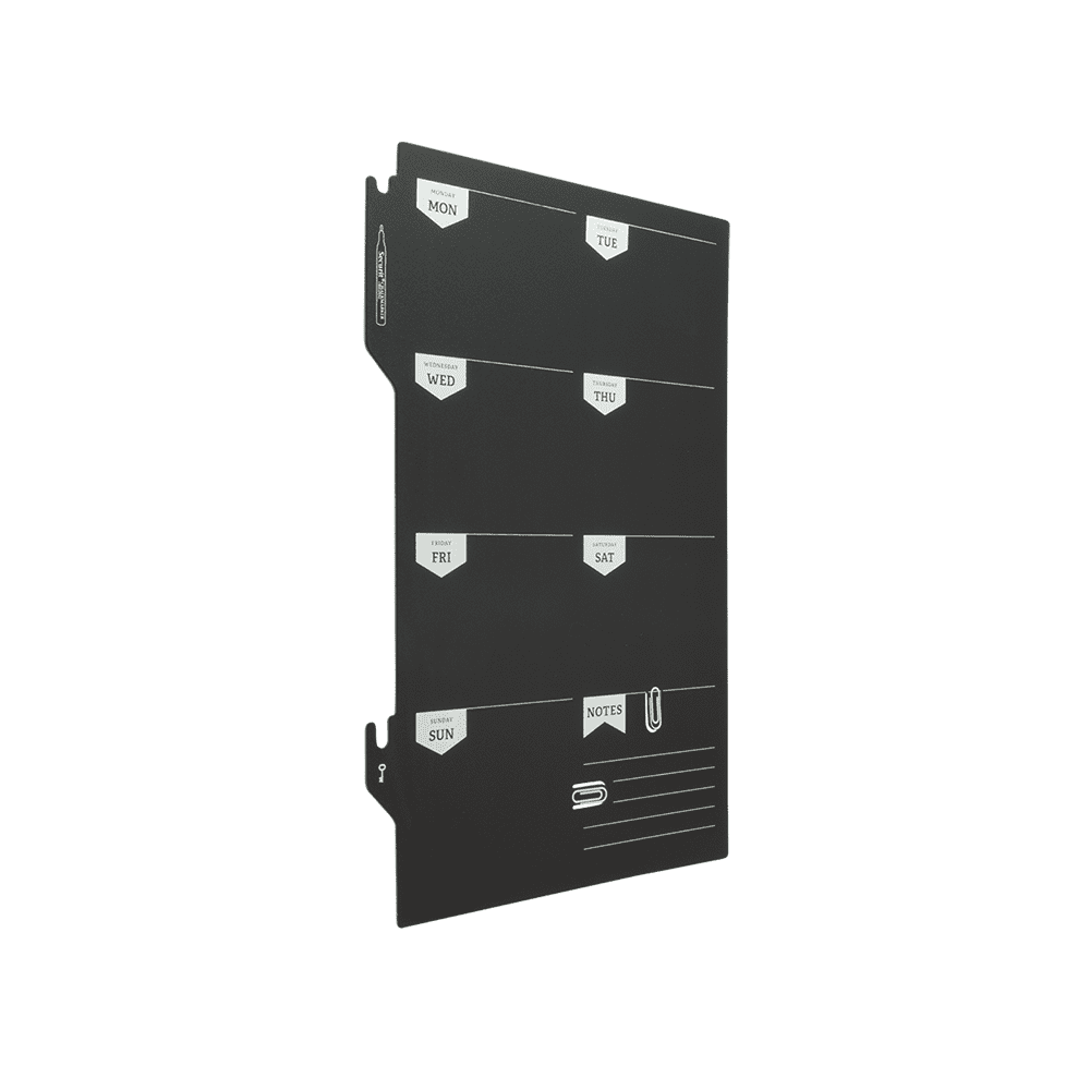 Kreidetafel zugeschnitten als Wochenplaner zum Beschriften mit Kreidemarker und Anhängen von Kreidestift und Schlüssel