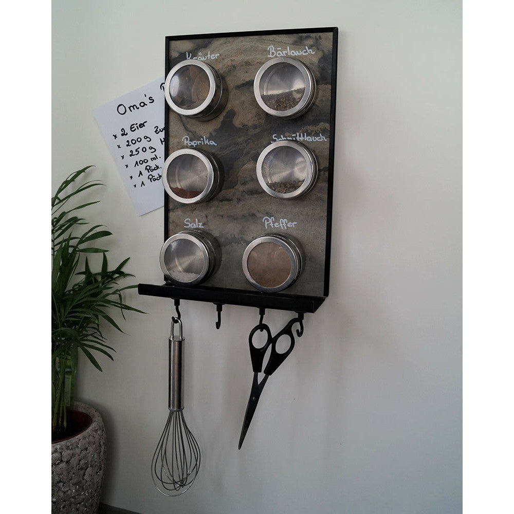 Küchen Wandtafel Kreide magnetisch aus echtem Schiefer mit magnetischen Gewürzdosen und Küchenutensilien