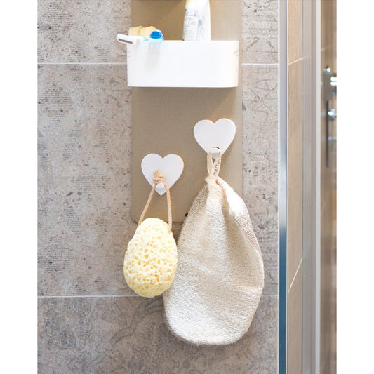 Magnetaufhänger Herz weiss Badutensilien aufgehängt an Beige Magnettafel