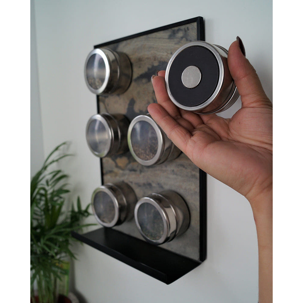 Magnetische Gewürzdosen angewendet an magnetischer Schiefertafel