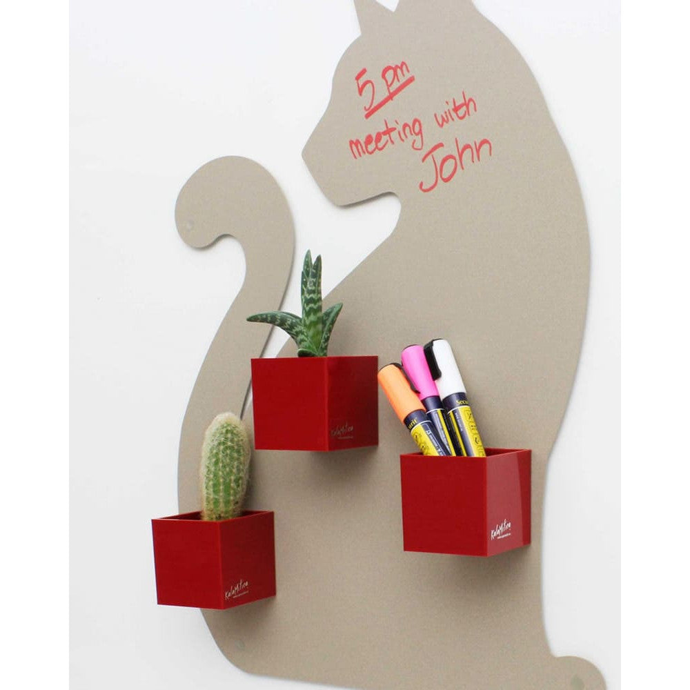 Magnetische Kreidetafel Kalamitica mit roten Würfelbehälter magnetisch