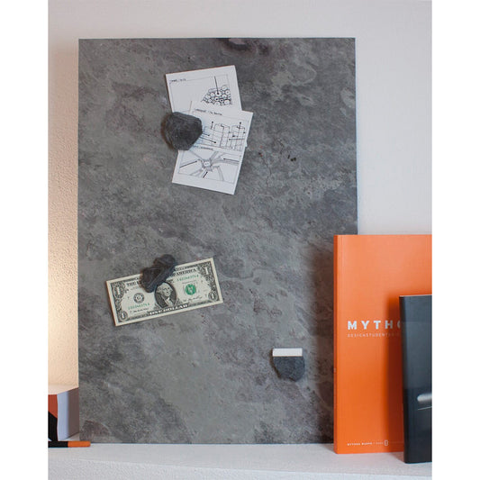 magnetische Notiztafel Schiefer gepinnt mit Geldnoten und Notizen als Dekorations Wandtafel