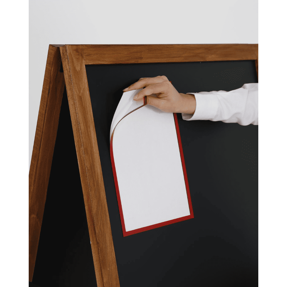 Magnetische Postertaschen in Kombination mit grossem Holz Kundenstopper