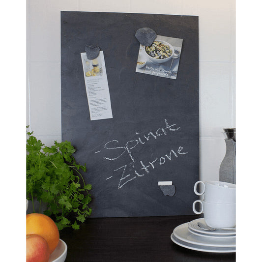 Magnetische Schiefer Kreidetafel in Anthrazit beschriftet mit Kreide und Magnetsteinen aufgestellt in der Küche