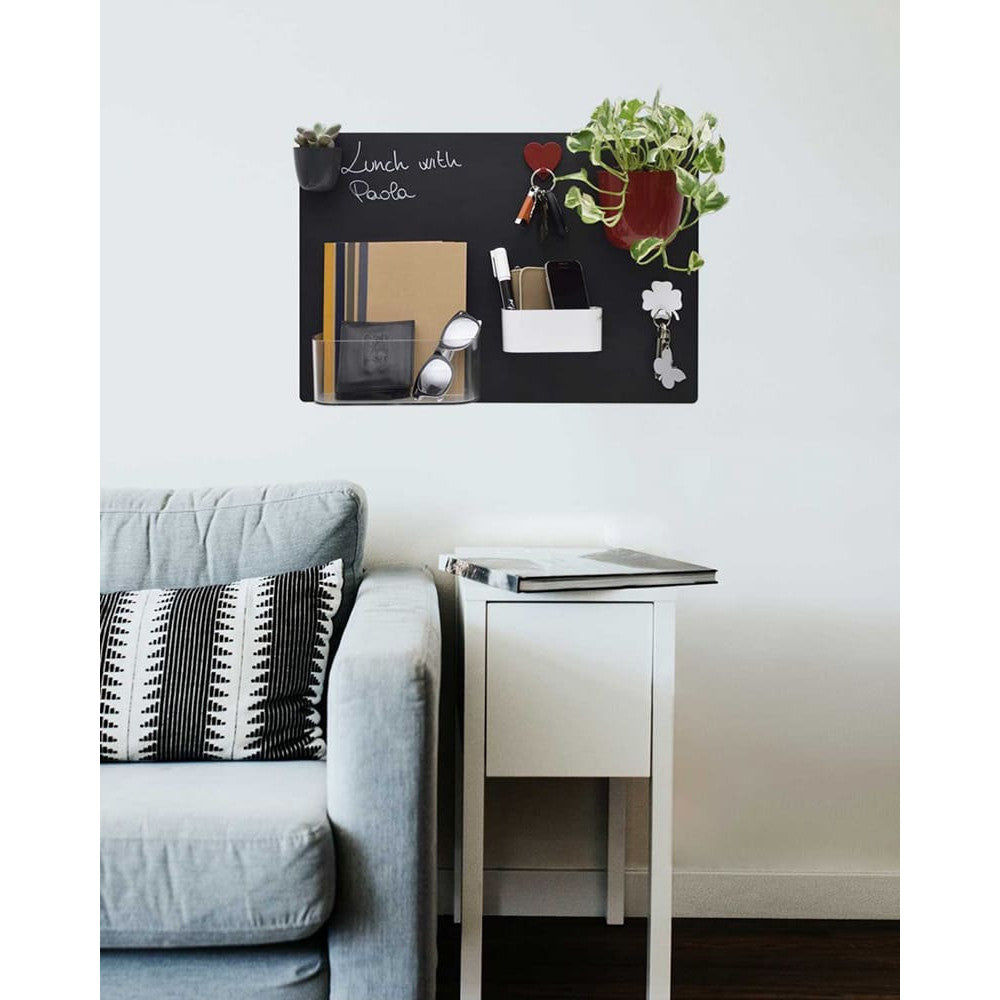 Magnetische Wandkreidetafel verwendet als Magnettafel in der Stube als Pinnwand und Schlüsselanhänge und Deko