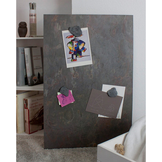 Magnetpinnwand aus echtem Schiefer Vulkanstein Muster gepinnt mit Notizen und Fotos