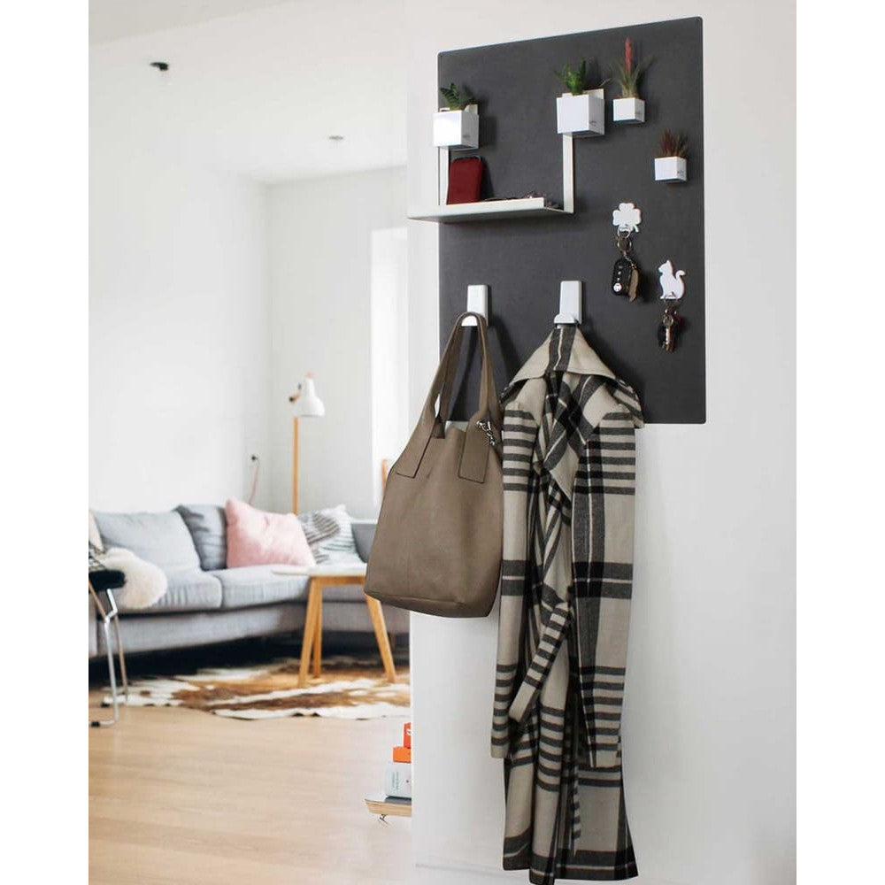 Magnettafel Kalamitica 57x74cm schwarz aufgehängt im Wohnzimmer als Aufhänger für Jacken und Tasche