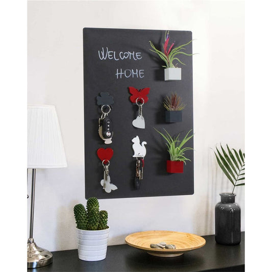 Magnettafel Kreidetafel ohne Rahmen verwendet als Pinnwand im Wohnraum