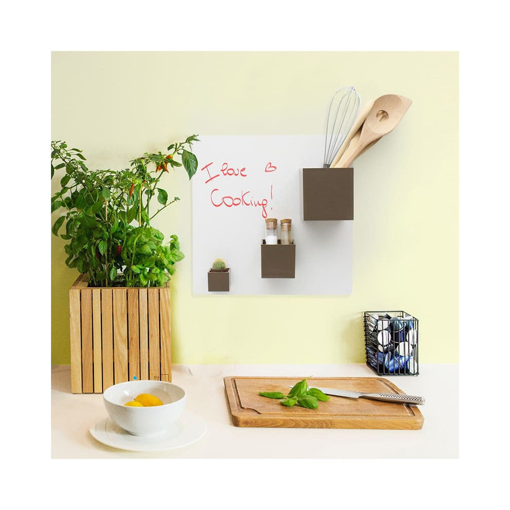 Magnettafel weiss mit braunen magnetischen Würfelbehälter Kalamitica