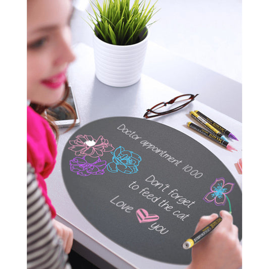 Ovale Wandkreidetafel beschriftet von einer Frau mit farbigen Securit Kreidemarker