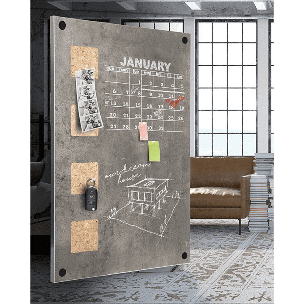 Pinnwand Kreidetafel in Betonoptik beschriftet mit Kalender und versehen mit Pinnadeln, an denen ein Schlüssel angehängt ist