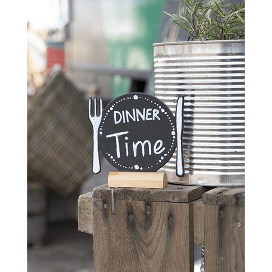 Restaurant Tischaufsteller Kreidetafel mit Teller und Besteck Form Silhouette aufgestellt in einem Bistro