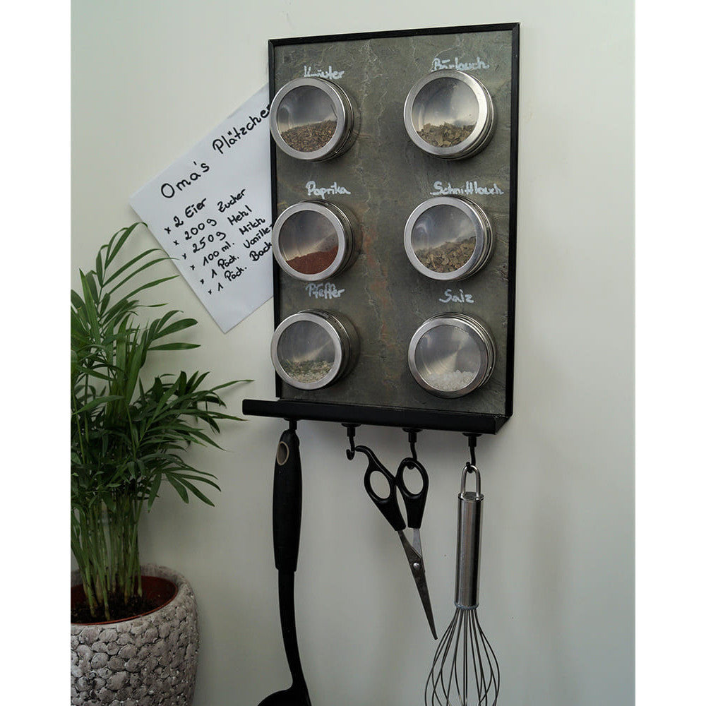 Schiefer Kreidetafel Küche mit magnetischen Gewürzdosen und Magnethacken für Küchenutensilien