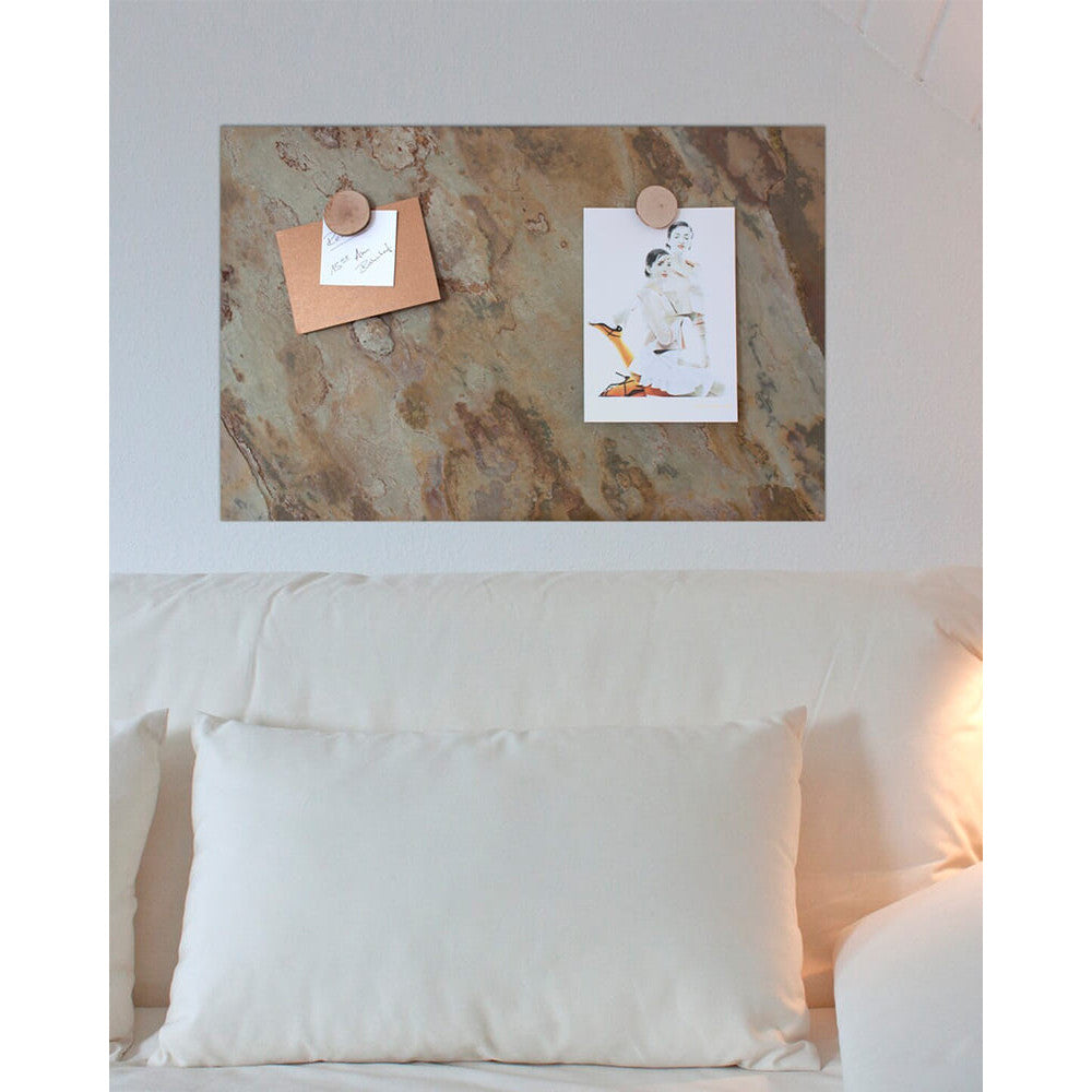Schiefersteintafel farbig aus echtem Schiefer magnetisch aufgehängt im Wohnzimmer und Holzscheibenmagnete für Bilder