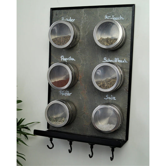 Schiefertafel Küche ausgestattet mit magnetischen Gewürzdosen und beschriftet mit Kreide