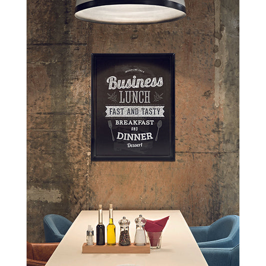 Schwarze Kreidetafel mit Holzrahmen aufgehängt in einem Restaurant